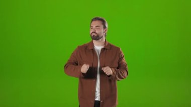Stüdyoda davul çalıyormuş gibi yapan yakışıklı adam.