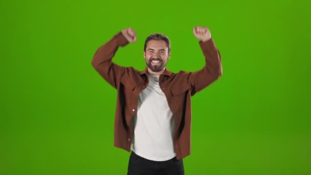 Радостный человек жестом от счастья на зеленом фоне — стоковое видео