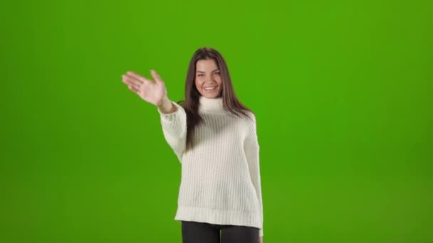 Позитивна жінка махає рукою для привітання когось — стокове відео