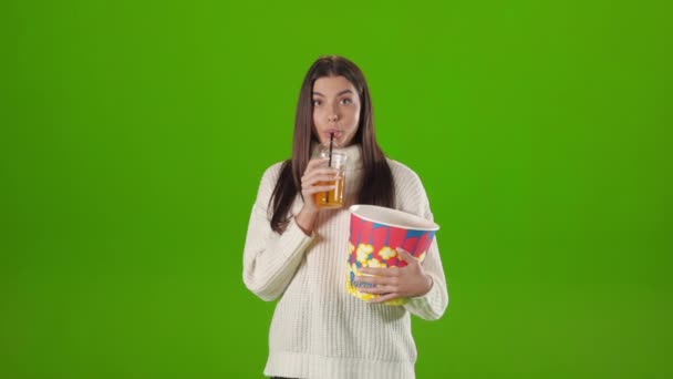 Förvirrad kvinna med juice och popcorn titta på film — Stockvideo