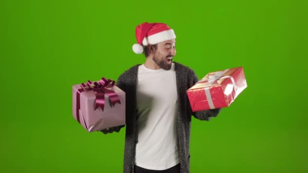 Chico alegre en sombrero de santa recibir dos regalos de Navidad — Vídeos de Stock