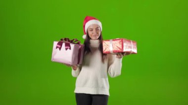 İki kutu Noel hediyesi ile esmer poz