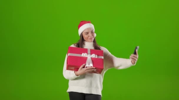 Žena s dárkovou krabicí se selfie na smartphonu — Stock video