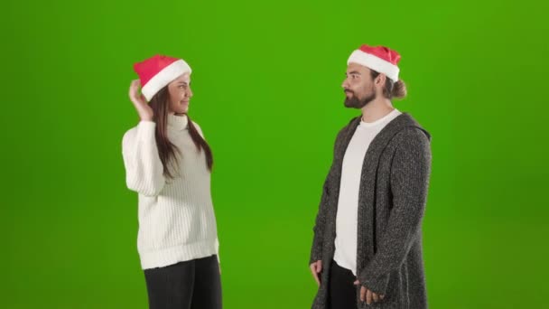 Glada par i Santa hattar ger high five i studio — Stockvideo