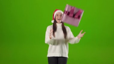 Noel Baba şapkalı sürpriz kadın Noel kutusunu alıyor.