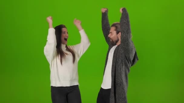 Pareja levantando las manos y gritando por la felicidad — Vídeo de stock