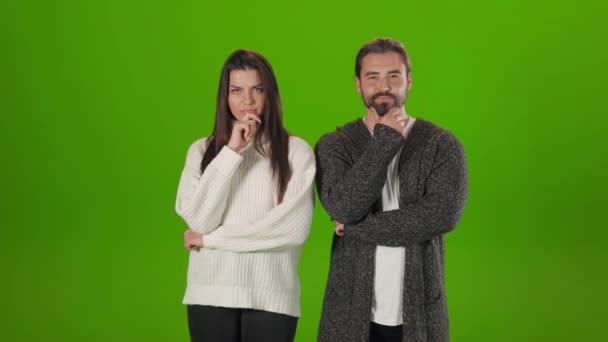 Ψυχαναγκαστικό νεαρό ζευγάρι που αγγίζει το πηγούνι ενώ ποζάρει στο στούντιο — Αρχείο Βίντεο