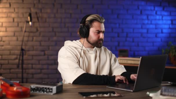 Musiker bruger laptop og tablet til kreativ ny sang – Stock-video