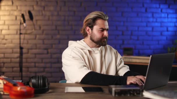 Homem inspirado gesticulando polegares para cima no estúdio de gravação — Vídeo de Stock