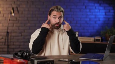 Stüdyoda çalışırken canlı yayın yapan müzisyen.