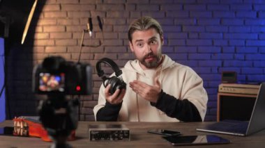 Kamerada yeni kulaklıklar hakkında müzisyen kaydı eleştirisi