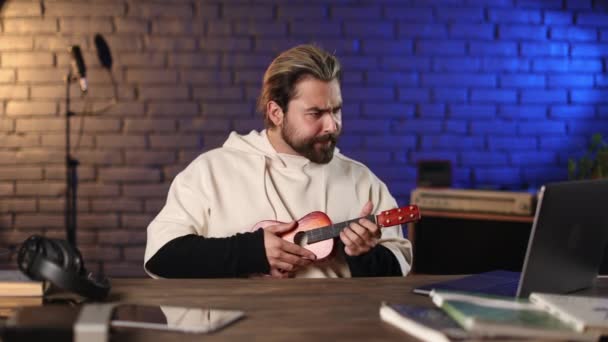 Man megpróbálja megérteni online leckét gitározás — Stock videók