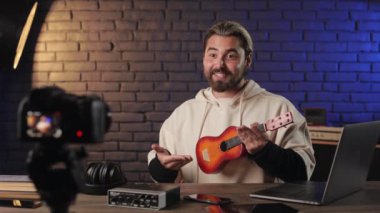 Kamerada ukulele hakkında müzisyen video blogu