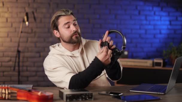 Músico fazendo revisão sobre novos fones de ouvido no estúdio — Vídeo de Stock