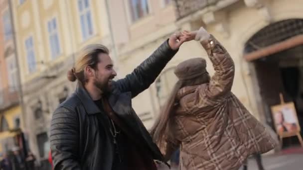 Gondtalan pár táncol és szórakozik a város utcáin — Stock videók