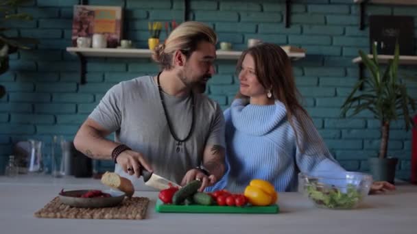 Pareja feliz cocinando sabrosa comida juntos en casa — Vídeo de stock