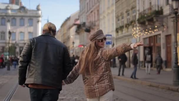 Joyful casal caucasiano andando juntos ao ar livre — Vídeo de Stock