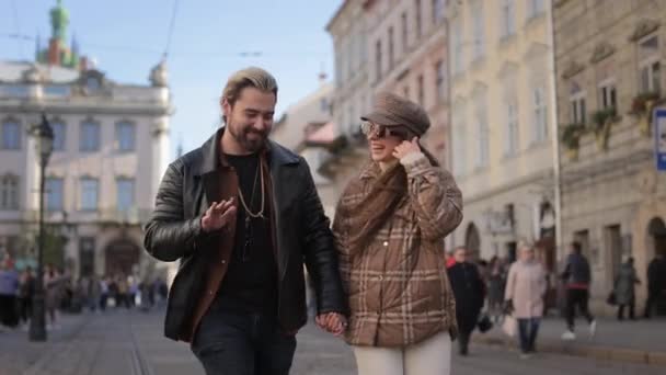 Pozitív pár csevegés és séta a város utcáin — Stock videók