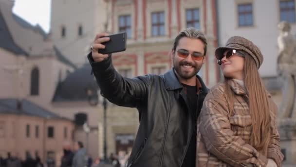 Feliz pareja tomando selfie en el teléfono inteligente al aire libre — Vídeos de Stock