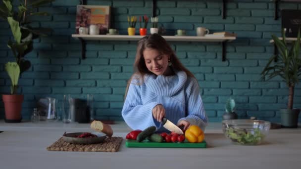 Mulher usando legumes frescos para fazer salada em casa — Vídeo de Stock