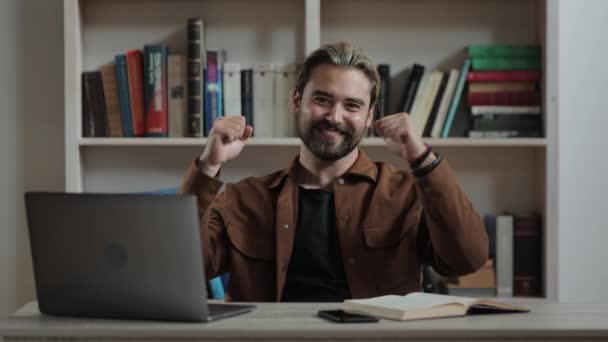 Glücklicher Mann zeigt Daumen hoch mit Laptop auf Tisch — Stockvideo