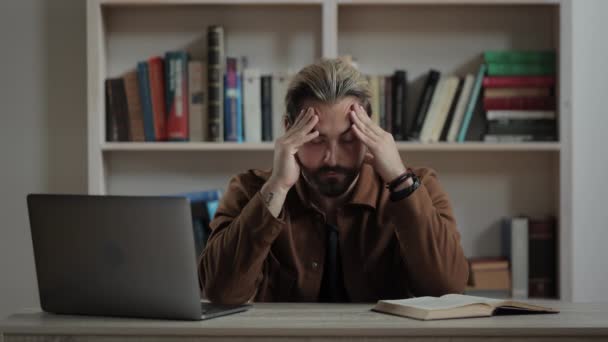 Mand føler sig træt efter at have studeret hjemme – Stock-video