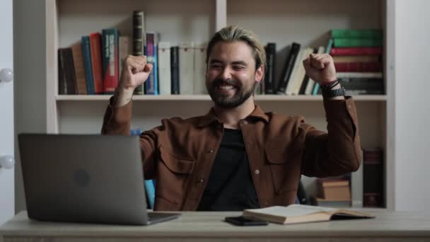 Homem gesticulando de felicidade enquanto olha no laptop — Vídeo de Stock