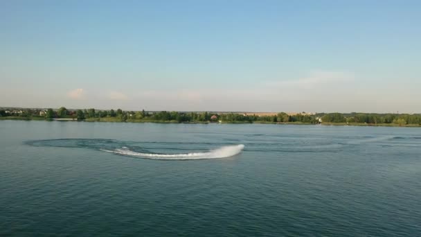 Vue aérienne sur l'homme actif à cheval jet ski sur le lac d'été — Video