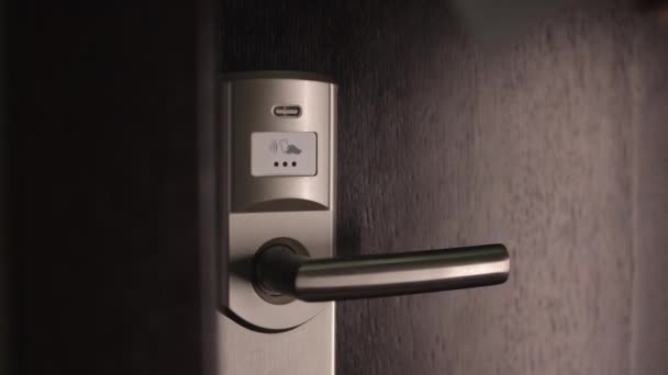 现代酒店使用电子钥匙卡开门的女性 带着安全密码进入她的私人房间的妇女的近视 — 图库视频影像