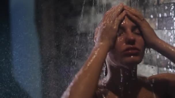 Mujer joven con cabello oscuro duchándose en su habitación de hotel — Vídeo de stock