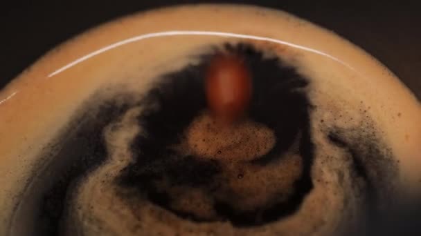 Close-up van koffiezetapparaat gieten hete koffie in kopje — Stockvideo