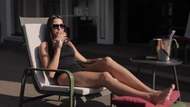 Безтурботний щаслива жінка засмагає і п'є шампанське — стокове відео