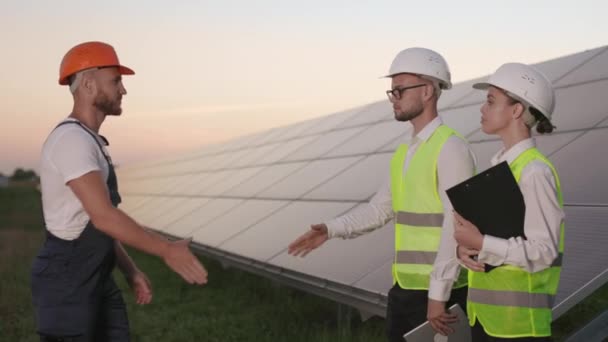 Ispettori di saluto caposquadra con agitazione manuale presso la fattoria solare. — Video Stock