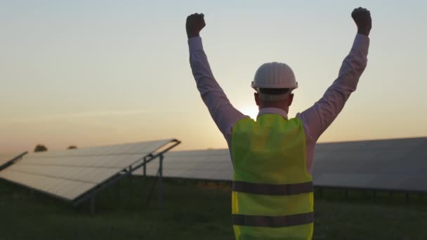 Engenheiro gesticulando da felicidade entre a fazenda solar. — Vídeo de Stock