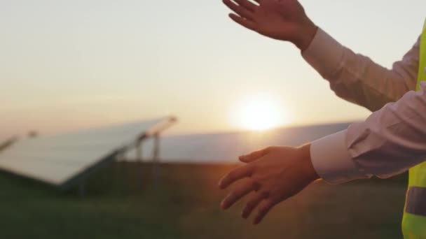 Zbliżenie nieoczekiwanego uścisku dłoni na stacji słonecznej. — Wideo stockowe