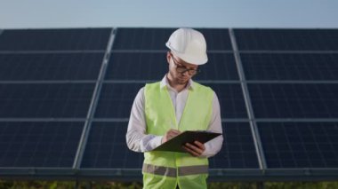 Güneş panellerini incelerken panoda teknisyen yazıları.