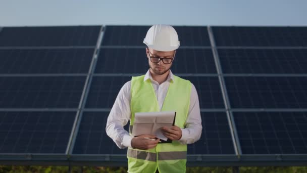 Mérnök írás vágólapra, napelemes gazdaság ellenőrzése. — Stock videók