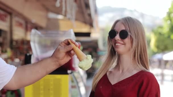 Nő mosolyog, miközben fagylaltozó játszik vele — Stock videók