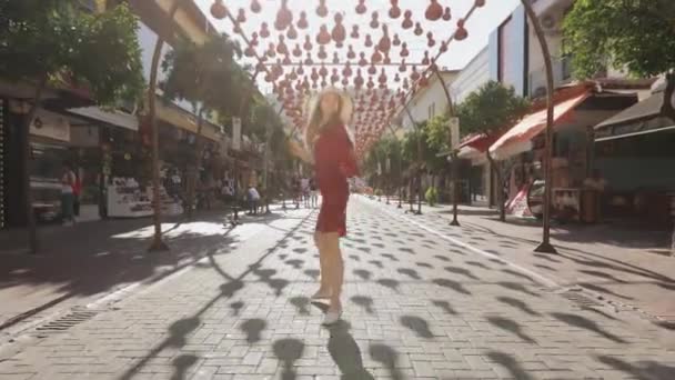 Despreocupada turista femenina caminando por las calles de la ciudad turística — Vídeos de Stock