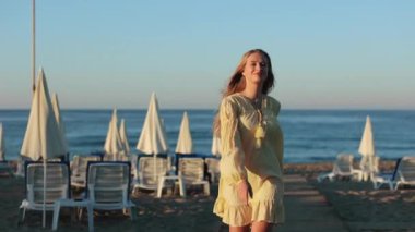 Kumsalda yürüyen mutlu bir kadın