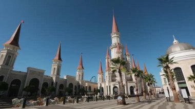 Belek 'te şatosu ve kraliyet atlarının heykelleri olan tema parkı.