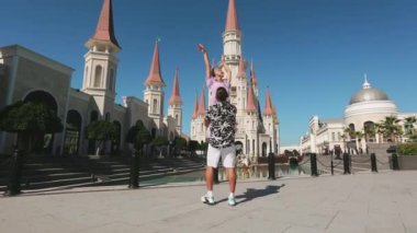 Belek 'teki ünlü tatil köyünde dans eden kaygısız çift.