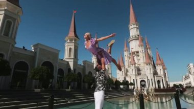 Mutlu çift popüler Türk tema parkında eğleniyor