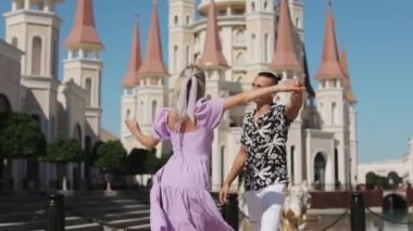 Efsaneler Diyarı 'nda dans eden kaygısız çift.