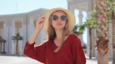 Efsaneler Diyarı tema parkında poz veren mutlu kadın