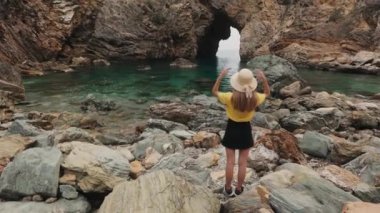 Sahilden deniz manzarası seyreden bir kadın.