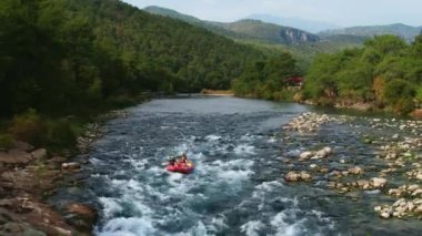 Teknede rafting yapan insanların hava görüntüsü.
