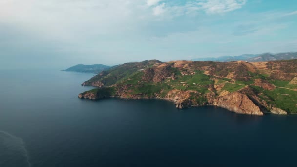 Landschappelijk uitzicht vanaf drone op groene bergen en blauwe zee — Stockvideo