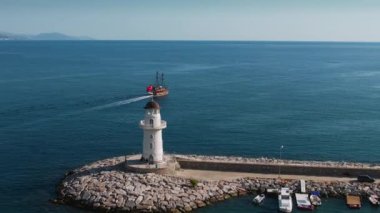 Yüzen teknesi olan deniz fenerinin havadan görünüşü.