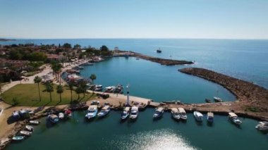 Tatil köyünde demirlemiş gemilerle deniz koyunun manzarası